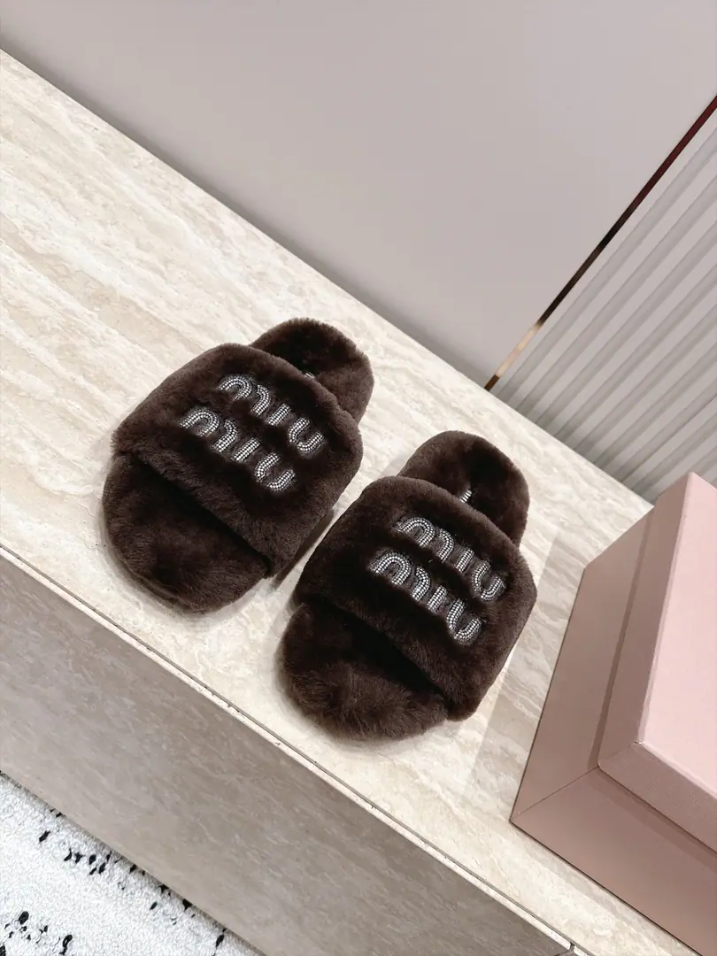 miumiu New fur slippers.！ This is so cute.～ ♪ Soft and fluffy hair ♪, It's warm and warm.! I'm gonna raise my legs.! Autumn and winter with socks and lazy. The upper feet are really nice and fashionable.!It's so beautiful.! wool., ♪ My hands are so delicate and so soft and smooth ♪ Original model rubber bottom Size: 35-39（40/41Custom）