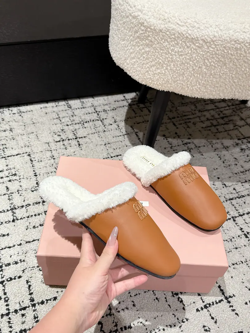 🏧𝐌𝐢𝐮𝐌𝐢𝐮Muller's shoes. Furry slippers. The little sheep fur is half-coughed.ZpDevelopment Original Dismantling The pair slippers are a second-hand market kill. MiuIt's a real girl. Shoe.: Imports, leather materials Uchi.: Original wool Comfortable and warm. Shoes under the sole.: Original rubber floor Size: 35-40 [40Do it.]