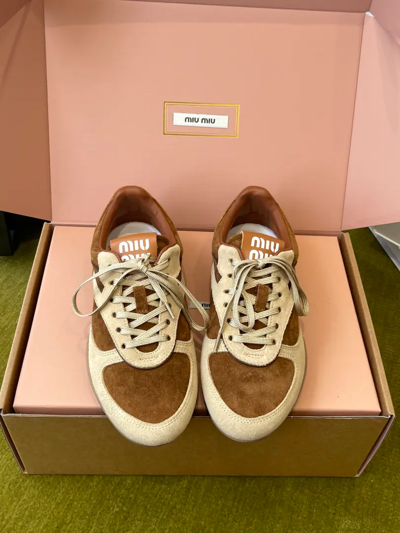 MiuMiu Mu Mu. 26ssNew paragraph - Tetsu. Leisure sports shoes The show process is fromMiu MiuClose-up of the series The new season's current element and the concept of the love of the moment. Multiple Collision Sending modern style~ It's not very nice to wear it. The upper feet are so comfortable. Feathers, furs. The inside sheep. Rubber Bottom Codes: 35-40（40I'll make sure I don't change it.）