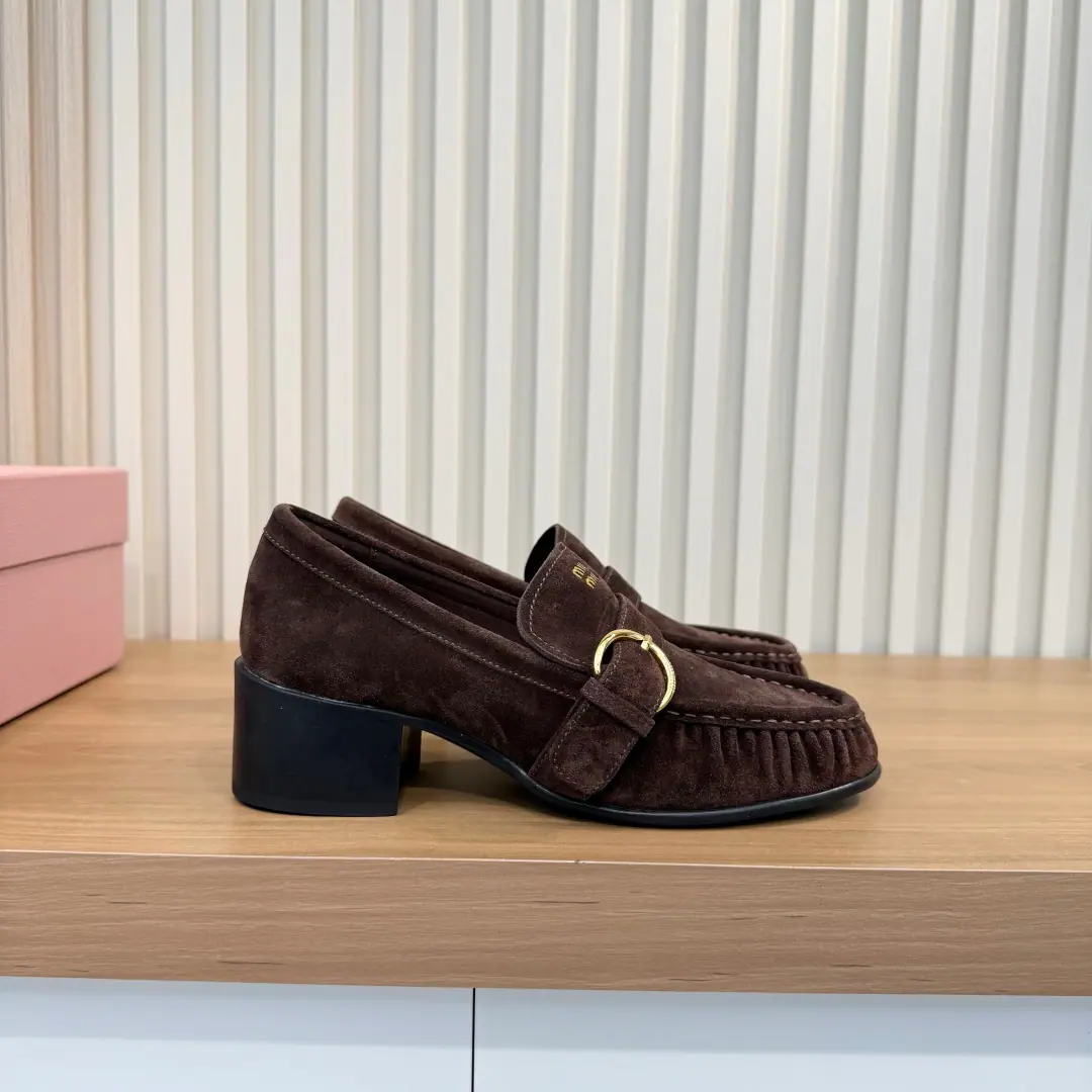 Plant price Miu MiuMu-mu's latest wrinkled but not too fast. A superstar, red grass. The Old School of Retro. The element is the soul of the whole pair of shoes. Breaking the traditional lyfolio single-stylish contour I'm a little tired of being a little bit old. Regable metal round buttons Strengthening the Academy's Renaissance It's not too much. Shoe face, little cow skin. Soft and advanced. He's got a good walk. The first model of the rubber is a smoothing base, taking into account the retro-cooling atmosphere and daily comfort.Size: 35-40