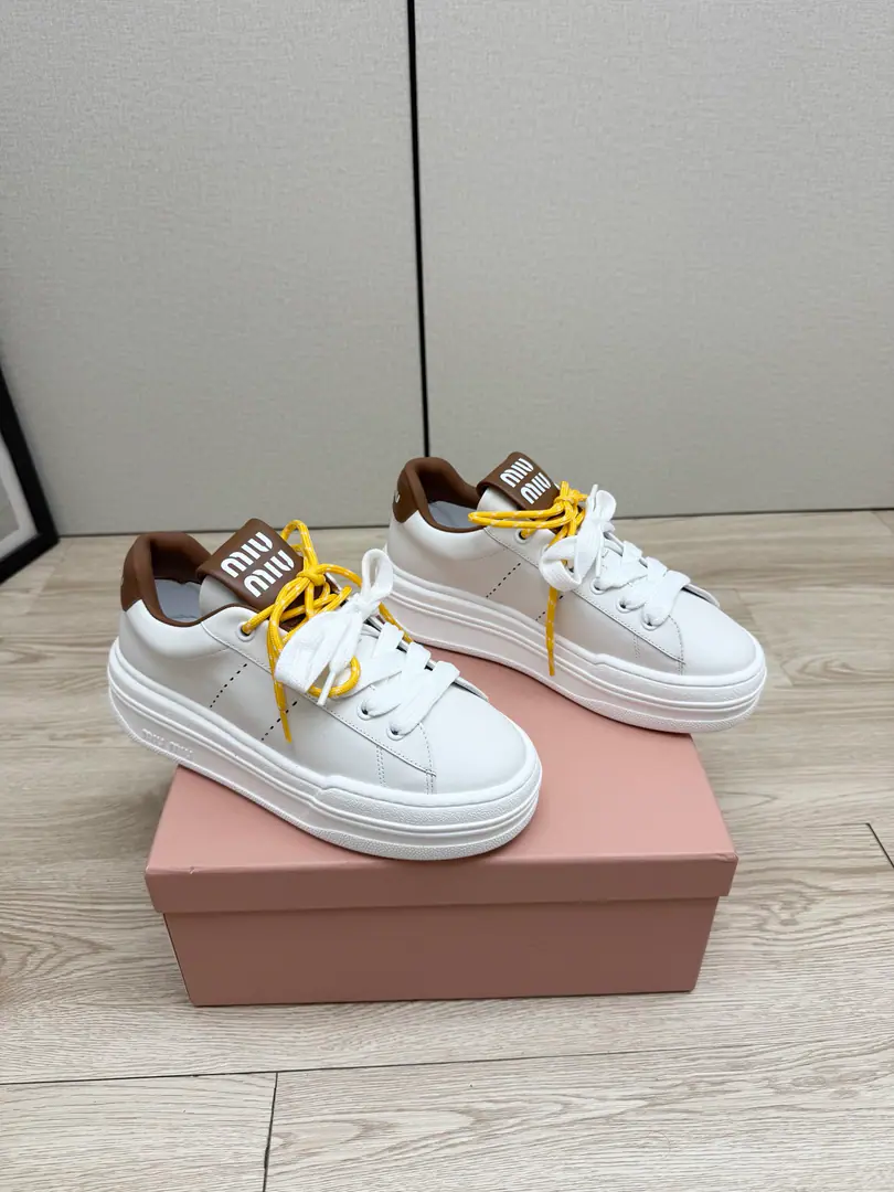 Get out of the factory.（High Version） MiuMiu Mu Mu. 26/ A new recreational shoe in the morning and autumn. White shoes. The whole new colored colored color line is a hot pair of white shoes. A certain amount of money.～Jane's Advanced It's very comfortable with your feet., Income required for the year！The latest show, a painting of the international and foreign bloggers., Little Red Book Herb Grower Series, The old man blew up a simple sports shoe design with his stylish feet., Very recognizable shoe tongue., ♪ Make the Buddha's sweet and leisure wind ♪~~You can't go to the footyard without matching.！ ✔️Shoe.: Bullskins. ✔️Uchi.: Lamb skin. ✔️Otsumi!: TPuOtsumi! ✔️Size: 35-40（40Do it.）