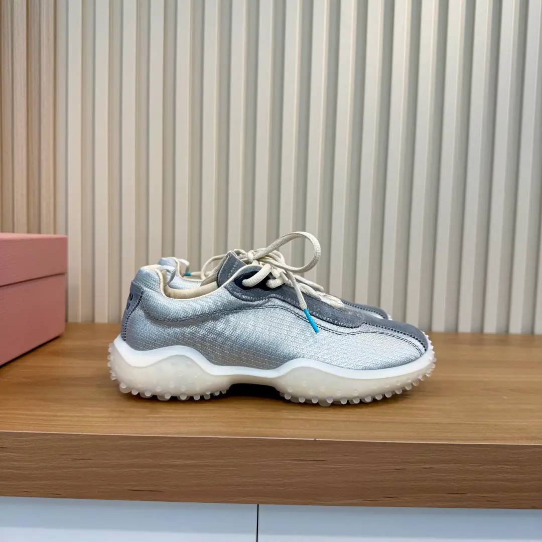 Plant price MiuMiu.Mu Mu.2026The new Autumn is a good old Queen's. Jane's design is a little bit of a stump., It's easy to wear., ♪ ♪ ♪ Skinning shoes on ♪, Press branding., The details are so patient.. Particle thick, slide-proof rubber floor., ♪ Soft feet ♪, I'm not tired of getting taller.. The regenerate process is full of fragrants.. Telecommuting, It's a good day's trip., With jeans., Half-clothed., And I'm a little bit of a stylish.. Size: 35-40（41Do it.） Full original package
