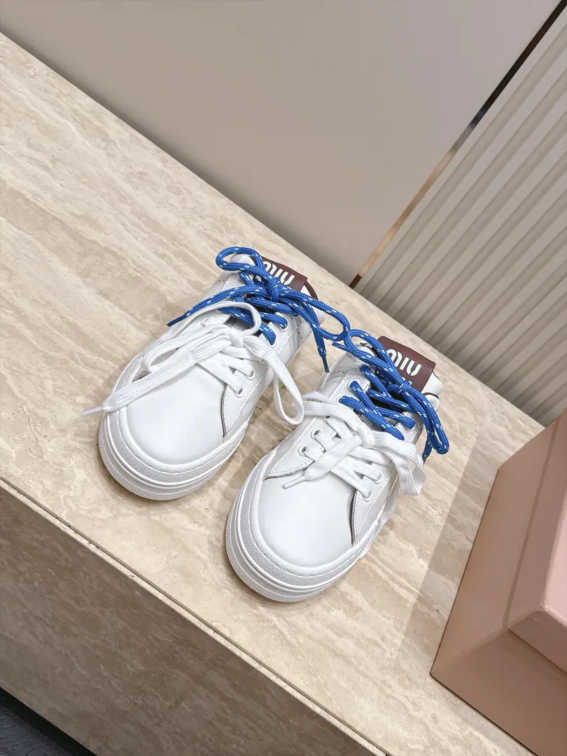 Half-drawn. MiuMiu Mu Mu.26A new recreational shoe in the morning and autumn. White shoes. Half slippers. The whole new colored colored color line is a hot pair of white shoes. A certain amount of money.～Jane's Advanced It's very comfortable with your feet., Income required for the year！The latest show, a painting of the international and foreign bloggers., Little Red Book Herb Grower Series, The old man blew up a simple sports shoe design with his stylish feet., Very recognizable shoe tongue., ♪ Make the Buddha's sweet and leisure wind ♪~~You can't go to the footyard without matching.！ Shoe.: Original custom-made cow skin Inside, put your feet on the inside.: Lamb skin. Shoes under the sole.: Original OpenTPuOtsumi! Codes: 35-40（40I'll make sure I don't change it.）