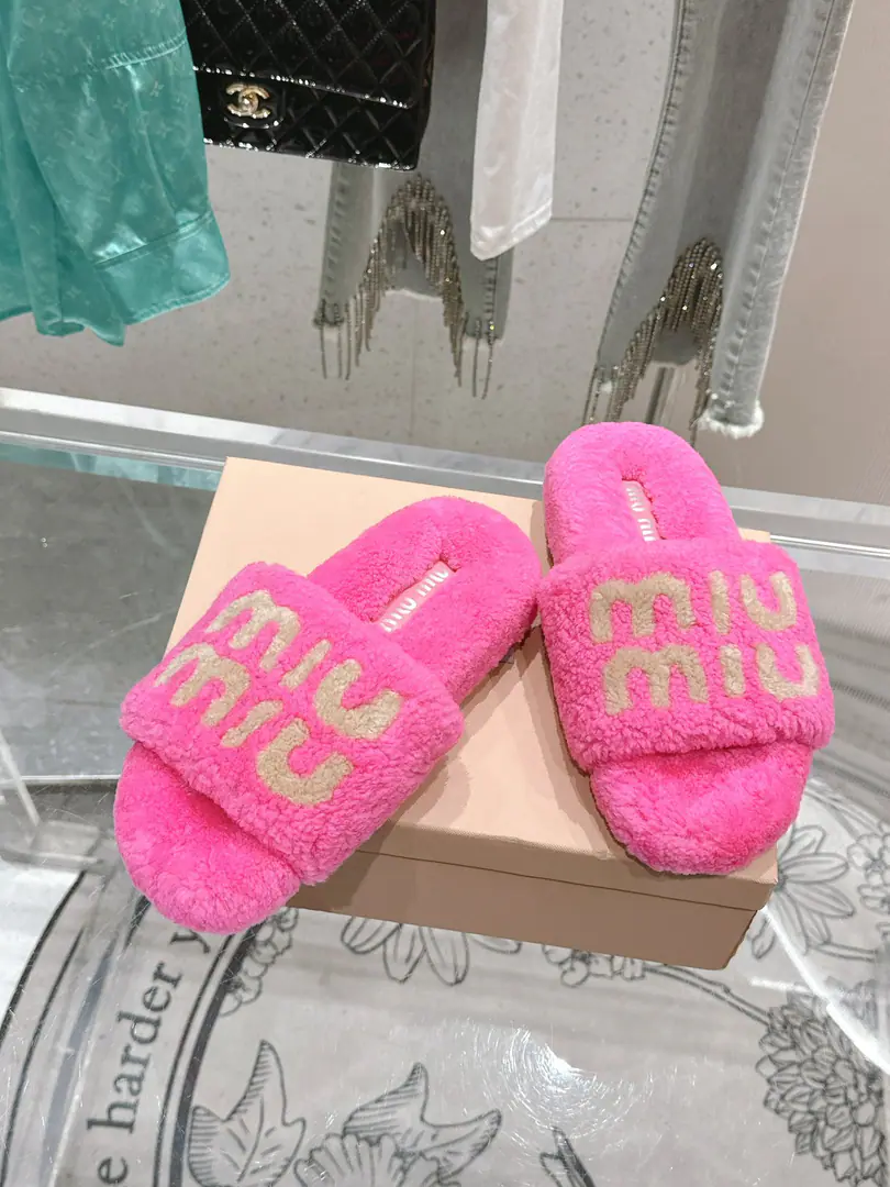 🏧𝐌𝐢𝐮𝐌𝐢𝐮The classic autumn and winter letters, hairy slippers. It's a big one.！ It's a symbol of taste, both at home and in the outer dress.！ Autumn with socks. That's just too much.. Importing real Australian wool. Original Slide-FreetpuOtsumi! Codes35-41 [40.41Do it.]