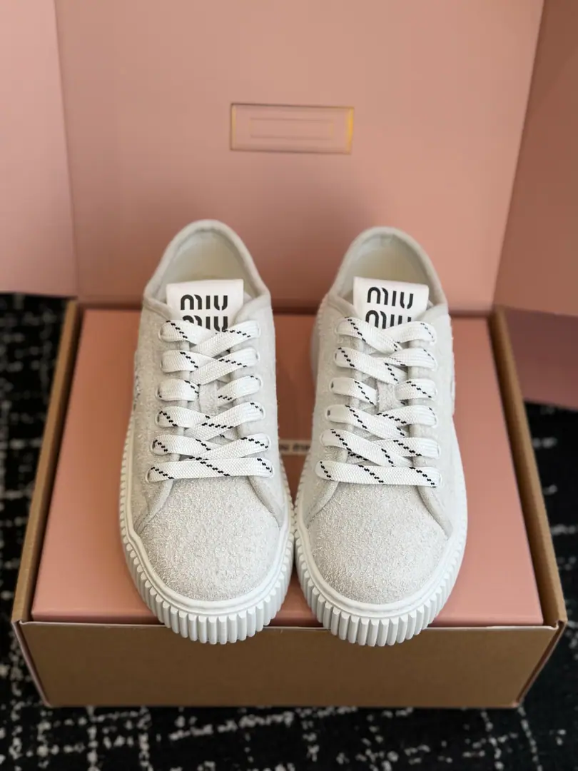 Requisition level Miu Mi* 26ss Spring and summer, fresh biscuits, and leisure shoes. The lazy man with a sense of self-impressiveness has come to the tablet.！Designed with a nice strap., It's a combination of a logo cookie thick., The lines are simple and self-evident., The alphabet of the shoe tongue adds a memory point., Jane is not lost in the sense of precision.. It's a match for a great player., I don't care about the daily days of the day., A lazy dress., Or a broad-legged pair of pants., It's easy to fit in., It's easy to wear casual and fashionable everyday feelings., No matter what., - A commute or a short trip?, - Yeah.holdLives in all kinds of scenes.. Shoe.: Counter-featur. Uchi.: Bri. Otsumi!: TPUOtsumi! He's tall.: 4.5cm size: 35-40Code（40Code custom is not to be changed）