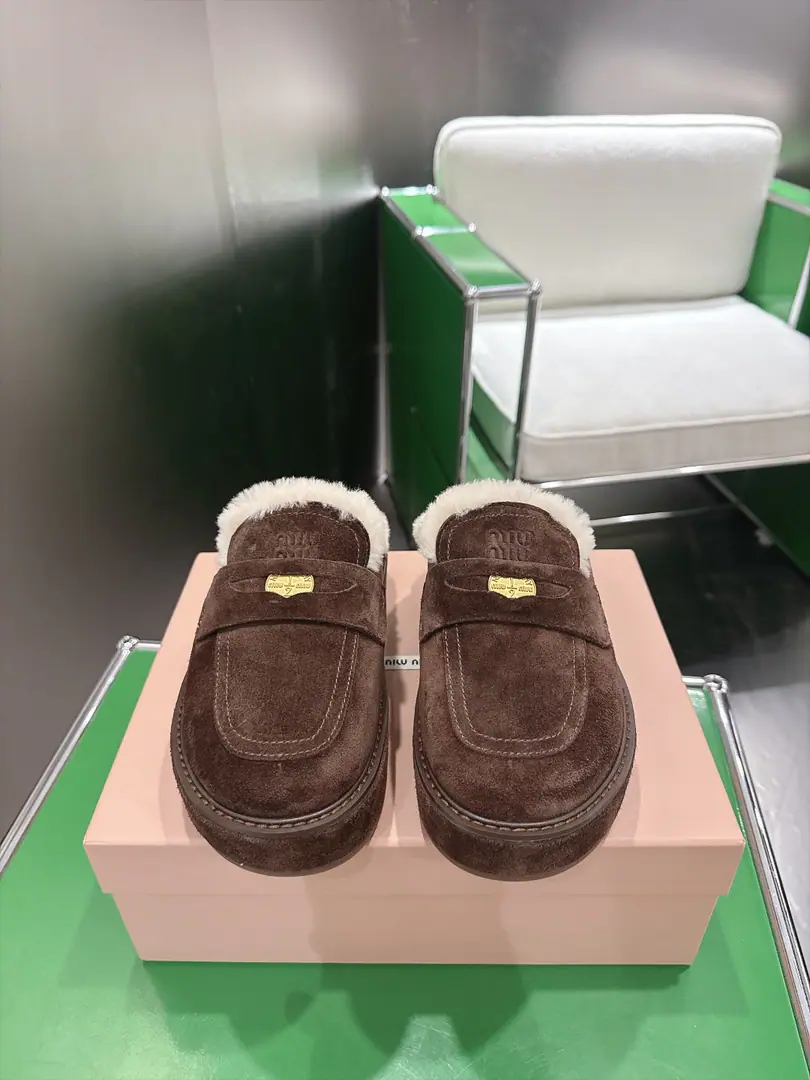 （k )MiuMiu Mu Mu.2026ssAutumn and winter money.·Lucky coin series with a half-roll of shoes.‼️ All the stars., Little Red Book fashion masters have grass.. Shoes with coins and bouquets.MiuLogo, To show the classics of a different class.. The upper foot is very comfortable with super-heating.·It's still sweet and salty. Shoe.: Customize import of high-silence refraction cow skin Uchi.: Imported wool Shoes under the sole.: The original model of the rubber floor. Codes: 35-40（40.41Custom）