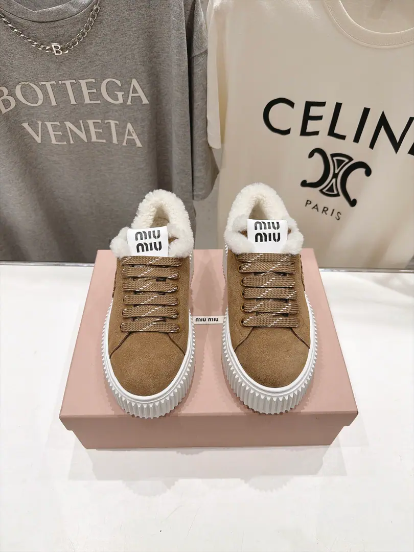 🏧𝐌𝐢𝐮𝐌𝐢𝐮/Mu Mu Xiu Dong's new money is wearing a thick-stale white shoe with a white-shoe and a white-skinning shoe. This one's got a sports shoe.～The winter is the only day to wear., It's warm and comfortable.～The upper foot is so nice and comfortable.💯A classic, a rare piece of talent.！ ✔Fabulous.: Importing high-swilight cattle back-feathers ✔Uchi.: Import lamb wool ✔Otsumi!: The original version of the bubble-blow rubber floor. ✔Codes: 35-39（40Make a no-refund order.）