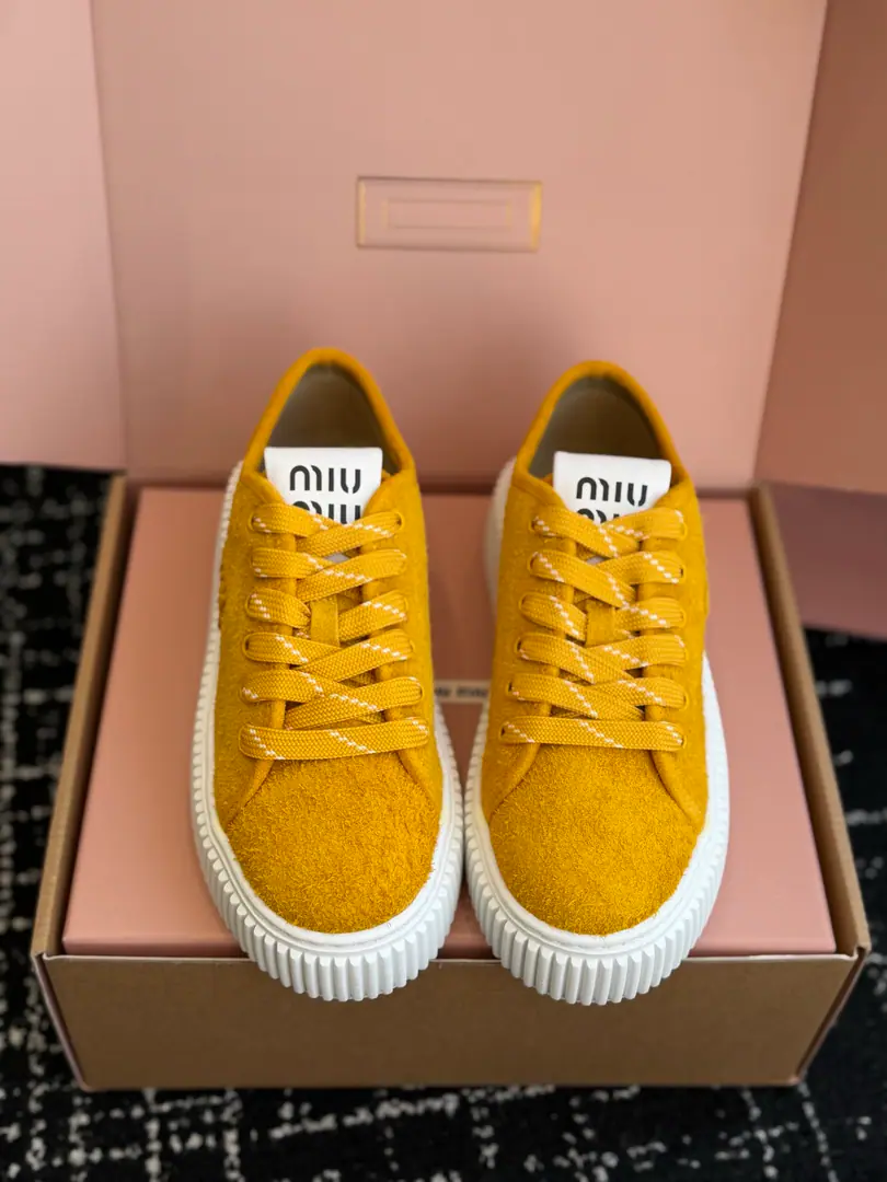 Requisition level Miu Mi* 26ss Spring and summer, fresh biscuits, and leisure shoes. The lazy man with a sense of self-impressiveness has come to the tablet.！Designed with a nice strap., It's a combination of a logo cookie thick., The lines are simple and self-evident., The alphabet of the shoe tongue adds a memory point., Jane is not lost in the sense of precision.. It's a match for a great player., I don't care about the daily days of the day., A lazy dress., Or a broad-legged pair of pants., It's easy to fit in., It's easy to wear casual and fashionable everyday feelings., No matter what., - A commute or a short trip?, - Yeah.holdLives in all kinds of scenes.. Shoe.: Counter-featur. Uchi.: Bri. Otsumi!: TPUOtsumi! He's tall.: 4.5cm size: 35-40Code（40Code custom is not to be changed）