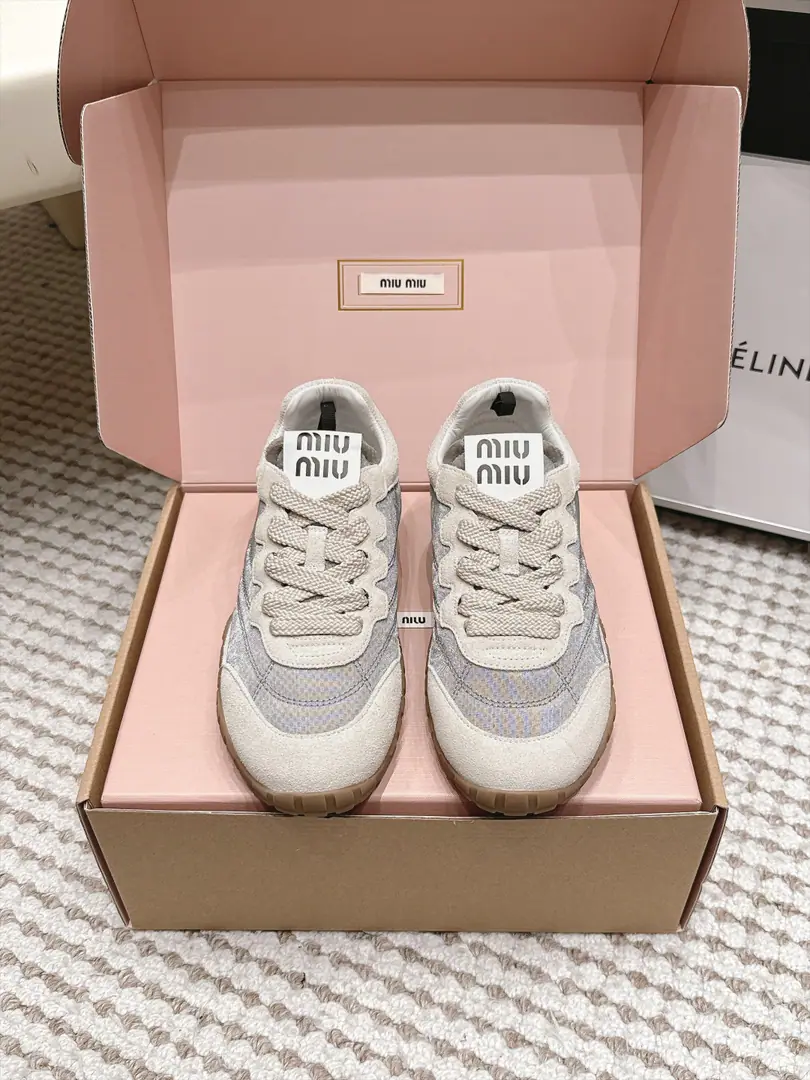 Requisition level MiuMiu 26/ Autumn New Biscuit shoes. Agan's shoes, leisure sports shoes. miumiuThe latest blast. The bold design of the front guard., Miu MiuThe style is a simple line of the thick, bottom-drawn sneakers. Don't put the logo on your tongue and back., A little retrofit., Add markers！A modern style of thick-design definition Fabulous.: Custom fabric/Cows are counter-feat. Uchi.: Import soft sheep skin Otsumi!: - Open the slide-proof rubber floor. Size: 35-40（40Do it.）