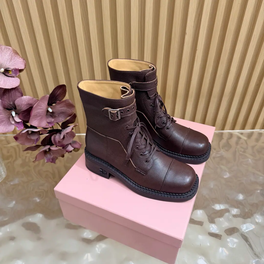 Short boots. 2026Autumn and winter, the new Martyr boots are designed with great enthusiasm., miumiu♪ The unique style of the show ♪, And you're gonna be the focus of the crowd. To be queen of fashion.! - The fashionable stuff. Boots. Boots are high.15Inches Short boots. Boots are high.8Inches Shoe.:Use imported cattle skin Uchi.: In the watered cow. Foot.: In the cow dyed cow. He's tall.: 4cm Otsumi!: Rubber skating and grinding. Codes: 34-41（34.40.41No, no, no, no, no.）