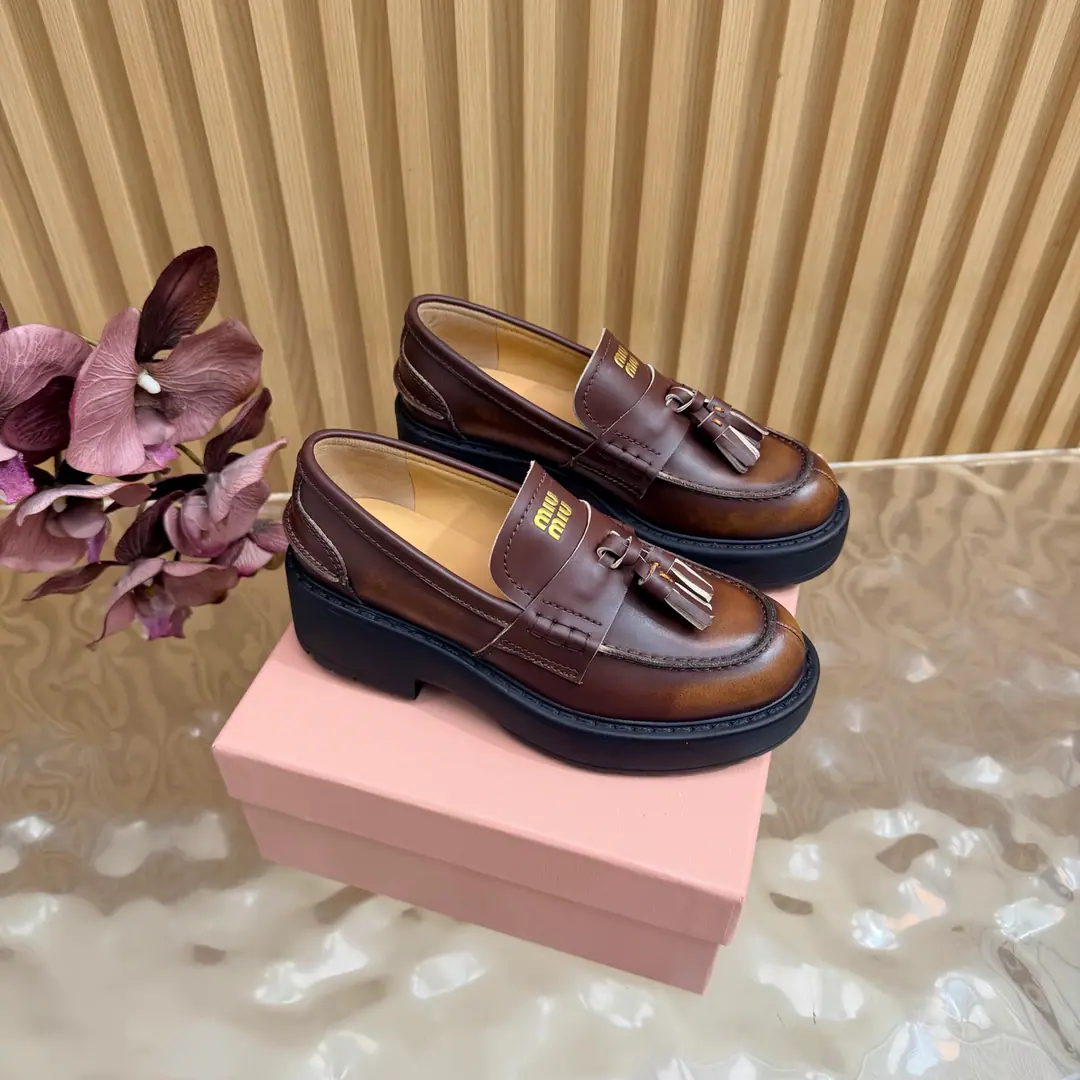 𝑀𝑖𝑢𝑀𝑖 ²⁰²² Mu. Mu. New paragraph🩰The Fancy Fashion Shoes of the Chew Bottom College. 🎀New one-shoe series.🎀miumiu ★★★★★ Paris Fashion Week's latest show., A new set of cozyness and fashion styles., Pointheads and round-head designs match different style requirements ♺ Shoe.: Open the beads. ♺ Uchi.: The original custom is in the sheep. ♺ Otsumi!: OriginalTPROtsumi! ♺ Shoes.: 35-39（34, 40, 41Custom without re-offer） ♺ The most expensive cabinet is packed.