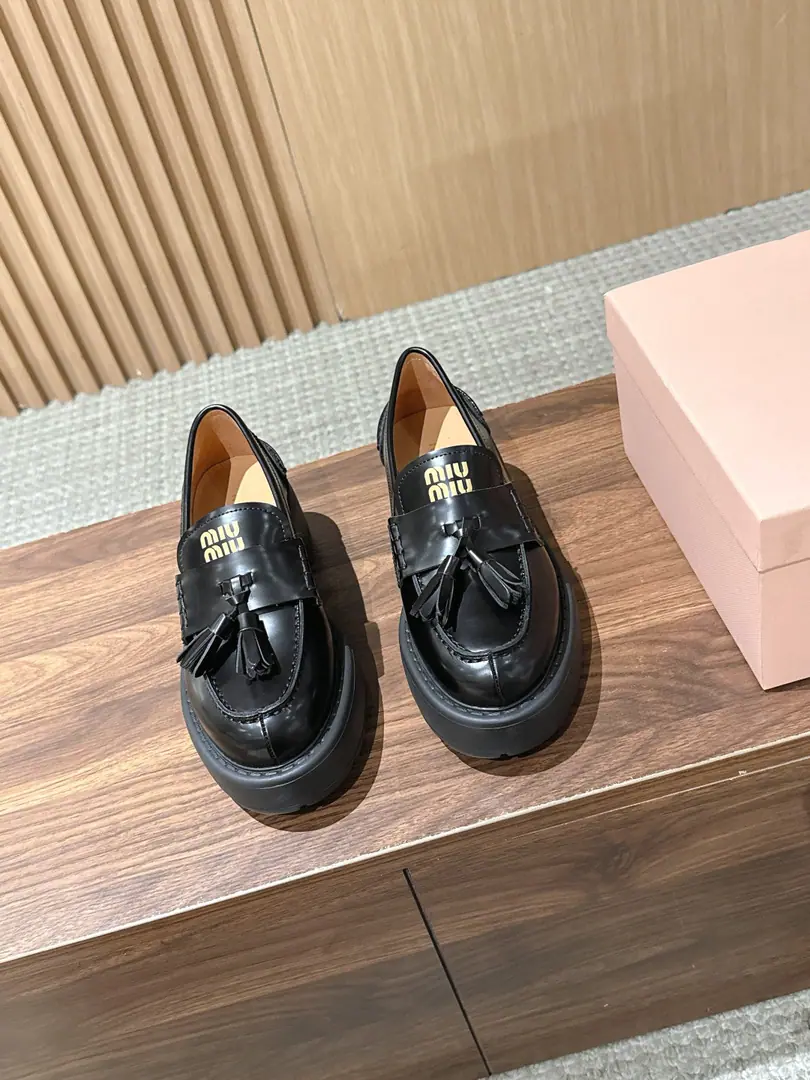 MIU MIU Mu Mu Jin Yu's long, long, rich shoes This Braddock shoe line is a classic design., I'm not sure.Miu MiuPrint two stripes of details. The details were designed to be found in a bunch of Happy Shoes., The whole shoe is not a bit of a slender., It's completely exposed., The leg line is better. I'm a little bit old for shoes., Especially the most popular sneakers of the last few seasons., This time, a new leather button version was launched., Interesting., The details were designed to be found in a bunch of Happy Shoes., The whole shoe is not a bit of a slender., It's completely exposed., The leg line is better. Shoe.: Skins of the oxen. Inside, put your feet on the inside.: Bullskins. Shoes under the sole.: The original version of the bubble-blow rubber floor. Codes: 35-39（40I'll make sure I don't change it.）