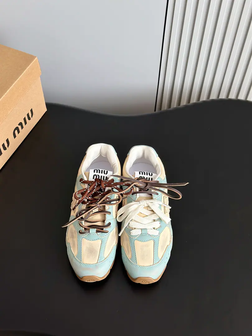 Batch Miumi* ✖️new Balanc* Joint couple sneakers. Happy shoes from Meadard are old and colored. Shoes with a pair of corny, leather., In the cow's skin., Self-module skating rubber grinding base The shoelaces were designed with three pairs of shoelaces per shoe, which are more popular recently. Female size35-39（40Make a no-refund order.） Men's size.39-44