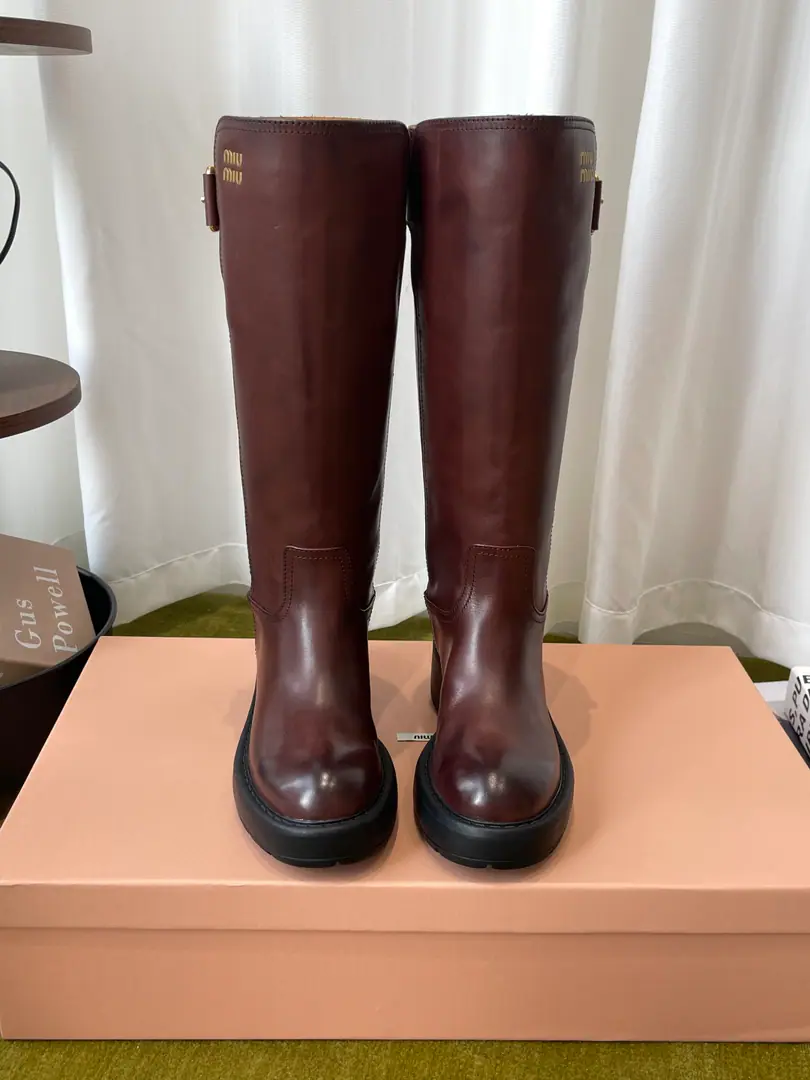 MiuMiu Mu Mu. 26ssAutumn and winter show. The old thick, fat, martin boots. Straight-cool boots. The most worthy boots this year. No one. miumiuThis autumn and winter is really hot. Autumn and winter limits The counter is very difficult to buy. Looks tough. It's really soft and very nice. I'm so impressed with my feet. The boots are wide. No matter how thick your legs are. You can wear a loose and straight leg. It's sweet. （ZPDevelopment of hardware, Set the true bottom of the page） The shoe face is custom-made for imported head-decked cow skin. The inside of the cow. The original big rubber bubble. Codes: 35-39 (40 41I'll make sure I don't change it.)