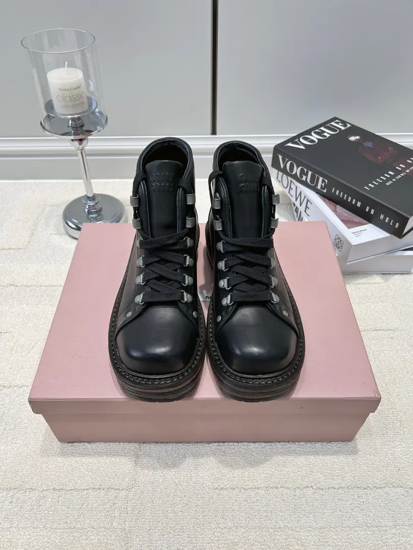G Miu Miu Mu Mu's all black and thick and full of Martin's boots.26ss I finally got the black boots on.！These.Miu MiuIt's a black worker with Martin boots., The best mix of sweet girls and cool work clothes is the "Down-Down-Down-Down-Down-Down" project., Wear it every quarter of the year., I just need a single item in the shoe cabinet.. The whole face is a very good skin., Bring a low profile light., The whole line is so cute., Big round shoes with all the legs., No toes.. A metal nail.+The silver buttons and the hole in the shoe., Full load details., The problem is that the government is not so tough.. I'll put a rougher strap in my shoe., The high-end design is for ankles., Slender and slender.. The thick-down design quietly pulls up., Optimize calf lines, Muscle legs., The legs are easy to fix.. The solid line soles are firmly worn., It's super stable., I'm not tired of running around.. ▪Shoe.: Head-decked cow skin. ▪Foot.: A sheep's skin cushion. ▪Otsumi!: Rubber Bottom ▪Codes: 35-40（40I'll make sure I don't change it.）