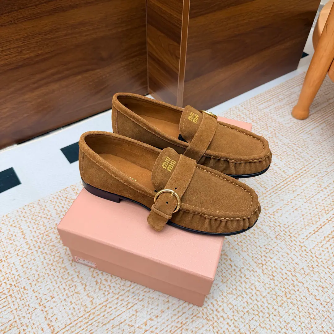 Requisition level Miu Miu 26/Autumn New Wrinkle metal buttons Bold/Flat-Lifer's shoes. The very same shoes that bring back the ancient atmosphere., The round shoe head is with the wrinkled shoe design., The ancient metal ring is tied to a little shoe-side., A little less subtle with the signature., It's gentle and sensitive.. The Academies of Integration and Retro-Change, Soft and rigid., And you're a man of face and a man of reality., Four seasons., It's easy to raise the tack of the tack.. Shoe.: Bullskins./Cows are counter-feat. Uchi.: Lamb skin. Otsumi!: Original rubber floor He's tall.: 1.5cm Size: 35-39（40.I'll make sure I don't change it.）