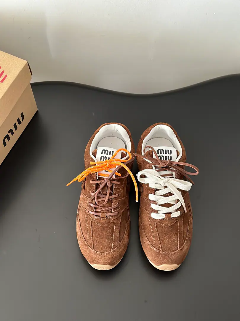 Batch #Couple money. Top Version MIU MIU✖️NEW BALANCE Mu-mu, New Baron.ss24Spring and summer series. Couples' sneakers. Original procurement development Make the goods. Quality upgrade🆚 The original camera is taking a live picture.📷 ❤️The internet blew this one off.！Super🔥You've got it all back in your head. 2024I'll see you in spring and summer.！We'll go to the Green.！ Show current elements of the new season in a pair of shoelaces style-Appropriate“Dirt”It's a fashionable attitude that comes with sex.,Laundry, Rust, The mark of the skin and the leather., Exaggeratingly expressing the passage of time., ♪ To pass on the concepts that used and loved at this moment ♪, Multiple Collision, Sending modern style！ Shoe.:Pixie. Shoe belt.:Shoe belt design A spare shoelace. Otsumi!:Original version to open size:Women35-40Men39-45（Women40Men45Freeze!）