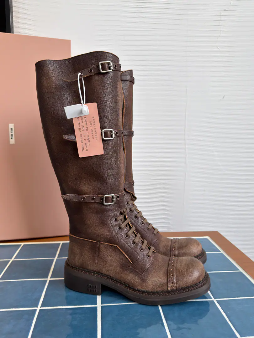 Top Version:（Scum.） Miu Miu Mu Mu. 2026 Autumn and winter money. The old days are old. Tie it. Straps. Motorbike boots. Martin boots. MiuMiuThis is a simple leather boots design., I'm going to combine shoe-faced eye design with the belt around my boots., Bootstraps, tributary button design.. Old cattle leather and fine details like buttons and empty decorations., Side zipper and tie., The logo on the shoe tongue., The rubber heel is in the metal logo.. Fabulous.: Importing cow skins Uchi.: Imported cattle skin Otsumi!: The original model of the rubber floor. He's tall.: 4.5cm Size: 35-40（40I'll make sure I don't change it.）