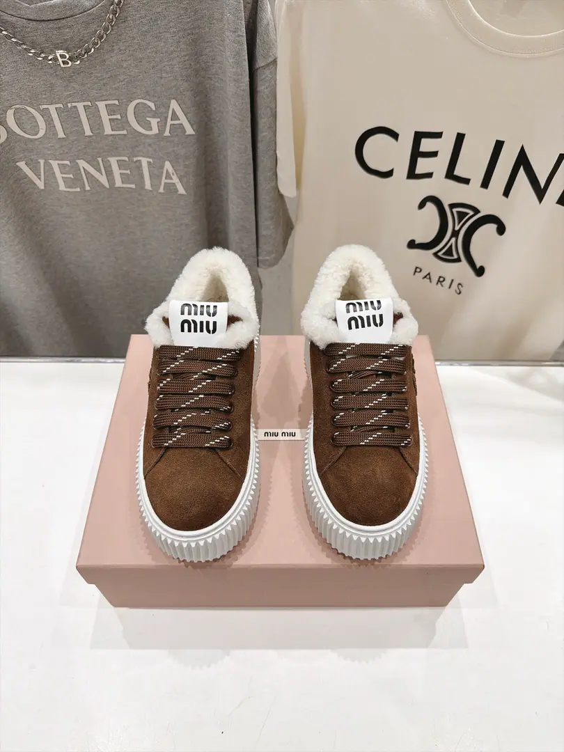 🏧𝐌𝐢𝐮𝐌𝐢𝐮/Mu Mu Xiu Dong's new money is wearing a thick-stale white shoe with a white-shoe and a white-skinning shoe. This one's got a sports shoe.～The winter is the only day to wear., It's warm and comfortable.～The upper foot is so nice and comfortable.💯A classic, a rare piece of talent.！ ✔Fabulous.: Importing high-swilight cattle back-feathers ✔Uchi.: Import lamb wool ✔Otsumi!: The original version of the bubble-blow rubber floor. ✔Codes: 35-39（40Make a no-refund order.）