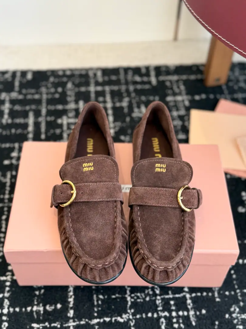 Requisition level Miu.miuMu..The newest moustache with a big fan of lullaby shoes. The Old School of Retro. The element is the soul of the whole pair of shoes. Breaking the traditional lyfolio single-stylish contour I'm a little tired of being a little bit old. Regable metal round buttons Strengthening the Academy's Renaissance It's not too much. Soften and advanced leather. He's got a good walk. Retro atmosphere and daily comfort.！ Shoe.: Skin, little cow. Otsumi!: Rubber slides over the top. Codes: 35-40 （40Custom）