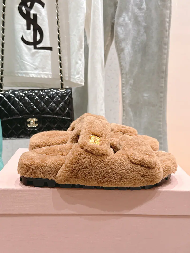 🏧𝐌𝐢𝐮𝐌𝐢𝐮The classic autumn and winter letters, hairy slippers. It's a big one.！ It's a symbol of taste, both at home and in the outer dress.！ Autumn with socks. That's just too much.. Importing real Australian wool. Original Slide-FreetpuOtsumi! Codes35-41 [40.41Do it.]