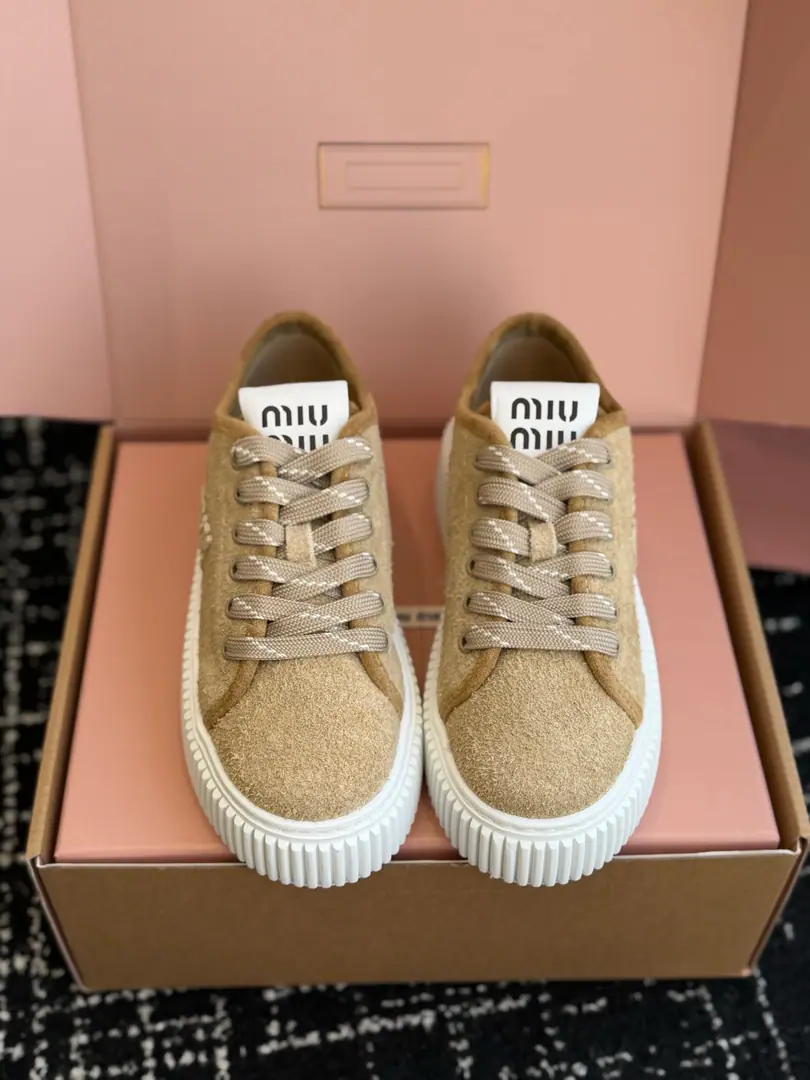 Requisition level Miu Mi* 26ss Spring and summer, fresh biscuits, and leisure shoes. The lazy man with a sense of self-impressiveness has come to the tablet.！Designed with a nice strap., It's a combination of a logo cookie thick., The lines are simple and self-evident., The alphabet of the shoe tongue adds a memory point., Jane is not lost in the sense of precision.. It's a match for a great player., I don't care about the daily days of the day., A lazy dress., Or a broad-legged pair of pants., It's easy to fit in., It's easy to wear casual and fashionable everyday feelings., No matter what., - A commute or a short trip?, - Yeah.holdLives in all kinds of scenes.. Shoe.: Counter-featur. Uchi.: Bri. Otsumi!: TPUOtsumi! He's tall.: 4.5cm size: 35-40Code（40Code custom is not to be changed）