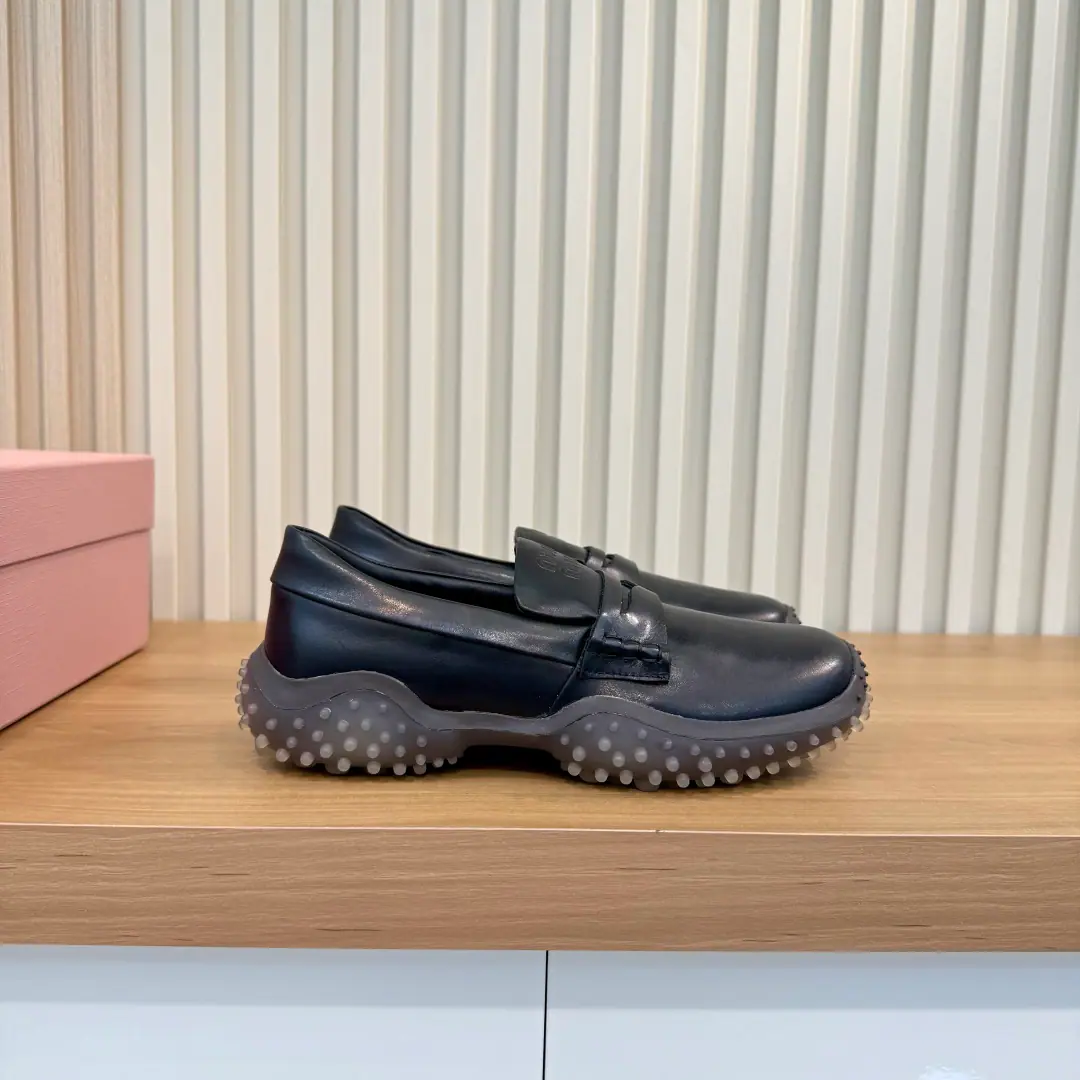 Plant price MiuMiu.Mu Mu.2026The new Autumn is a good old Queen's. Jane's design is a little bit of a stump., It's easy to wear., ♪ ♪ ♪ Skinning shoes on ♪, Press branding., The details are so patient.. Particle thick, slide-proof rubber floor., ♪ Soft feet ♪, I'm not tired of getting taller.. The regenerate process is full of fragrants.. Telecommuting, It's a good day's trip., With jeans., Half-clothed., And I'm a little bit of a stylish.. Size: 35-40（41Do it.） Full original package