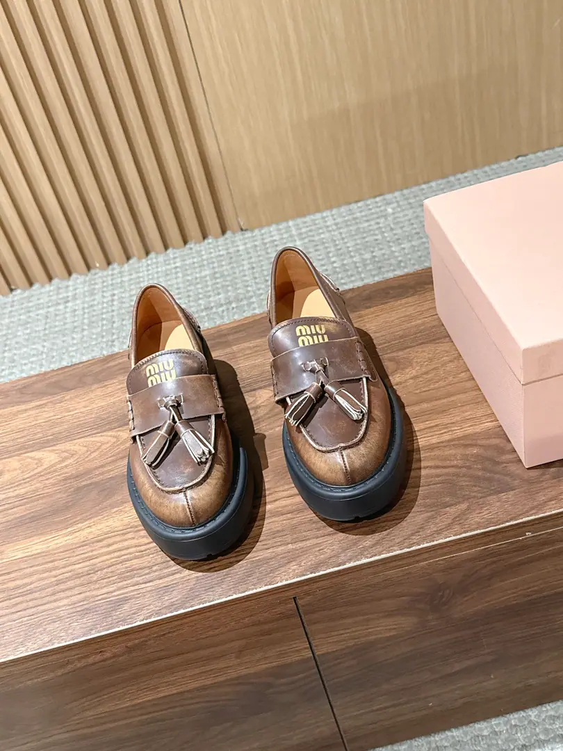 MIU MIU Mu Mu Jin Yu's long, long, rich shoes This Braddock shoe line is a classic design., I'm not sure.Miu MiuPrint two stripes of details. The details were designed to be found in a bunch of Happy Shoes., The whole shoe is not a bit of a slender., It's completely exposed., The leg line is better. I'm a little bit old for shoes., Especially the most popular sneakers of the last few seasons., This time, a new leather button version was launched., Interesting., The details were designed to be found in a bunch of Happy Shoes., The whole shoe is not a bit of a slender., It's completely exposed., The leg line is better. Shoe.: Skins of the oxen. Inside, put your feet on the inside.: Bullskins. Shoes under the sole.: The original version of the bubble-blow rubber floor. Codes: 35-39（40I'll make sure I don't change it.）