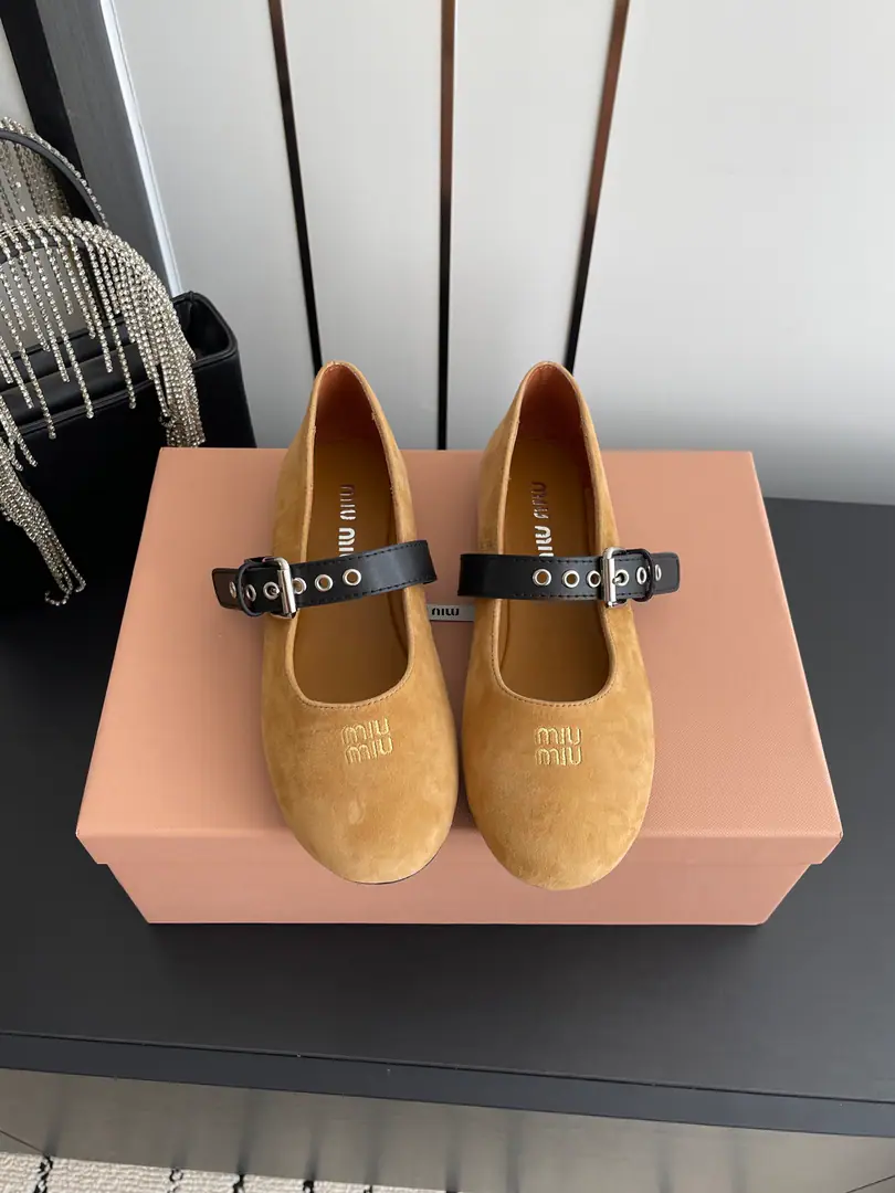 🏧𝐌𝐈𝐔 𝐌𝐈𝐔 Mu-chun's Summer New Money Mary Jane. Roman belts and little leather shoes. The Mu family has become more involved in the everyday life of ballet. To draw the classic outline of the dancing shoes with modern brushes Super soft paint leather ballet shoes. I'm inspired by the classic Japanese shoe staircase. Simple, not red, for many shapes. ♪ The stylish between the steps ♪ The shoe is imported into the skin. Inner water dyes sheep's skin. Original open-form Eclide Base Codes: 35-39（40Do it.）