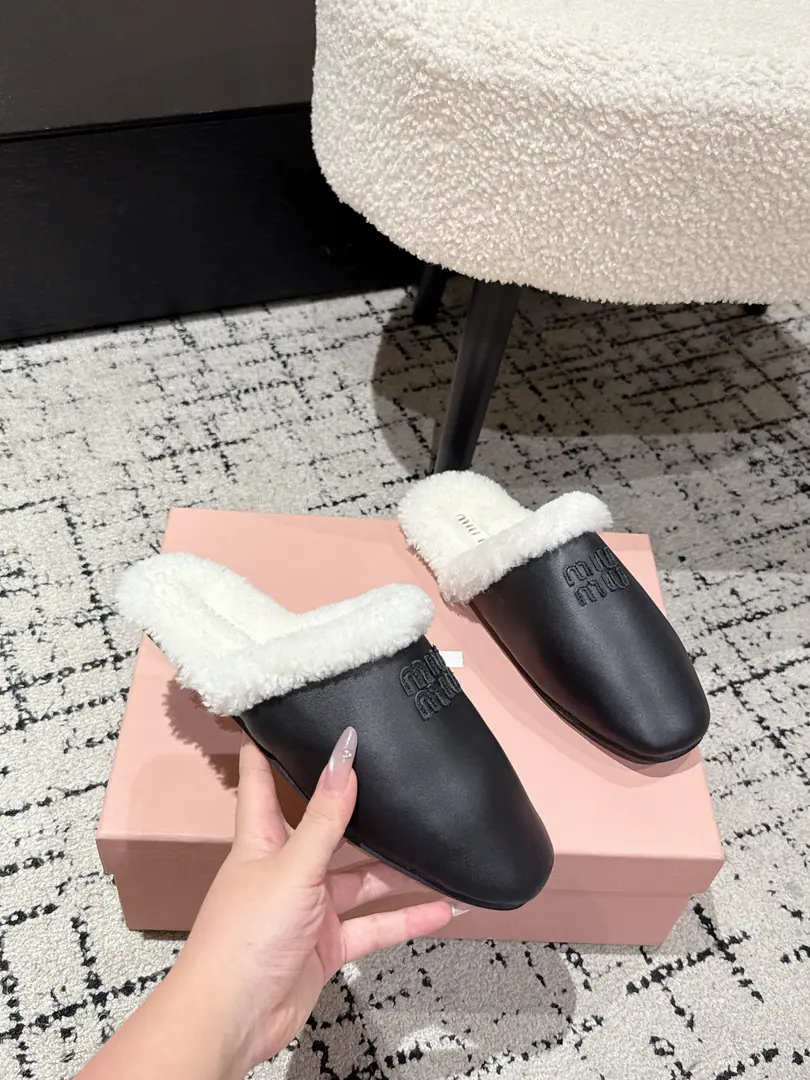 🏧𝐌𝐢𝐮𝐌𝐢𝐮Muller's shoes. Furry slippers. The little sheep fur is half-coughed.ZpDevelopment Original Dismantling The pair slippers are a second-hand market kill. MiuIt's a real girl. Shoe.: Imports, leather materials Uchi.: Original wool Comfortable and warm. Shoes under the sole.: Original rubber floor Size: 35-40 [40Do it.]
