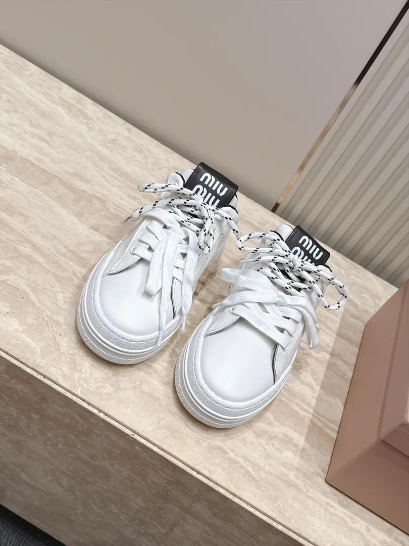 Half-drawn. MiuMiu Mu Mu.26A new recreational shoe in the morning and autumn. White shoes. Half slippers. The whole new colored colored color line is a hot pair of white shoes. A certain amount of money.～Jane's Advanced It's very comfortable with your feet., Income required for the year！The latest show, a painting of the international and foreign bloggers., Little Red Book Herb Grower Series, The old man blew up a simple sports shoe design with his stylish feet., Very recognizable shoe tongue., ♪ Make the Buddha's sweet and leisure wind ♪~~You can't go to the footyard without matching.！ Shoe.: Original custom-made cow skin Inside, put your feet on the inside.: Lamb skin. Shoes under the sole.: Original OpenTPuOtsumi! Codes: 35-40（40I'll make sure I don't change it.）