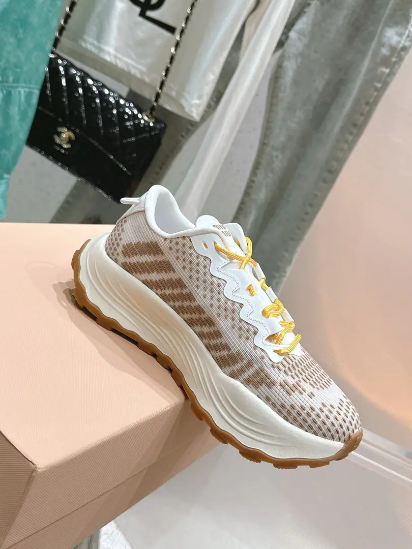 🏧𝐌𝐢𝐮𝐌𝐢𝐮Top Quality New starter.｜♪ Wearing the thick, weaving the thick ♪ Leisure sports shoes It's a good American relic with leisure and sports shoes.～ The upper foot is so nice and comfortable.💯A classic, a rare piece of talent.！ Materials and processes Importing ballistic fabric. It's a nice airnet. OriginalTPUA vacuum is soft and thick. Size: 35-40 [40Custom]