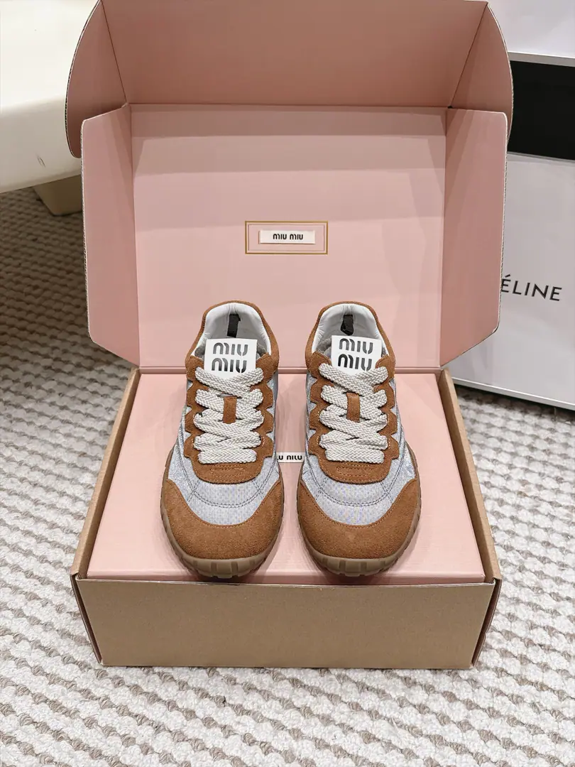 Requisition level MiuMiu 26/ Autumn New Biscuit shoes. Agan's shoes, leisure sports shoes. miumiuThe latest blast. The bold design of the front guard., Miu MiuThe style is a simple line of the thick, bottom-drawn sneakers. Don't put the logo on your tongue and back., A little retrofit., Add markers！A modern style of thick-design definition Fabulous.: Custom fabric/Cows are counter-feat. Uchi.: Import soft sheep skin Otsumi!: - Open the slide-proof rubber floor. Size: 35-40（40Do it.）