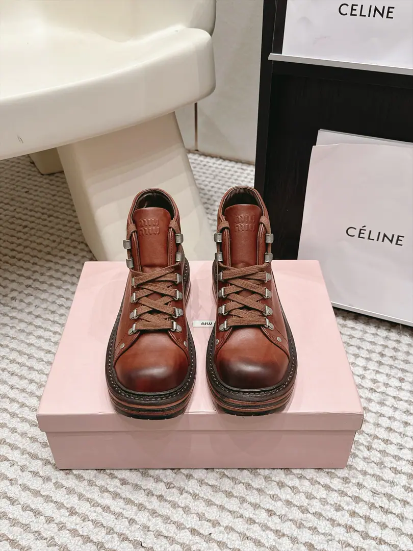 Requisition level Miu Miu 26/Autumn and winter money. Thick The retro-car boots. - The fashion bike Martin boots., It's so unique., Everybody loves and rides easy. And with the classic shoes,, Enough to conquer you., Put it on., I'm not going to miss it., The feet are simple and handsome.！ Shoe.: Cow wax skin. Uchi.: Bullskins. Otsumi!: Real leather.+Rubber bottom Size: #35-40（40 Make a no-refund order.）