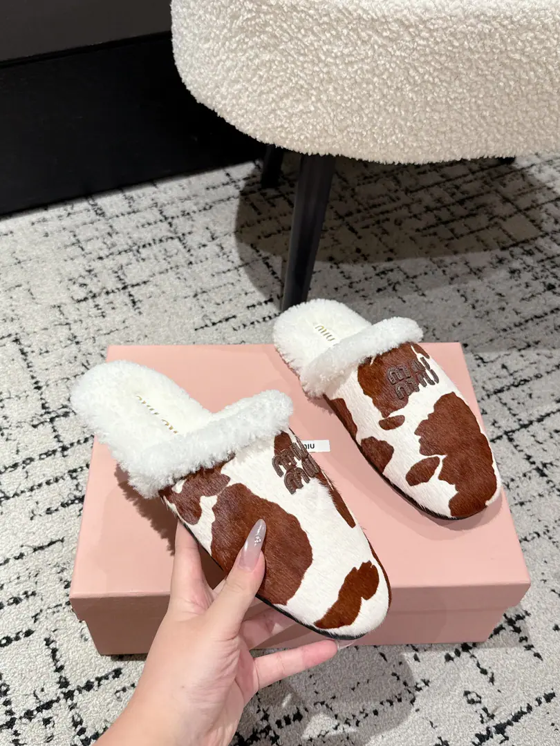 🏧𝐌𝐢𝐮𝐌𝐢𝐮Muller's shoes. Furry slippers. The little sheep fur is half-coughed.ZpDevelopment Original Dismantling The pair slippers are a second-hand market kill. MiuIt's a real girl. Shoe.: Imports, leather materials Uchi.: Original wool Comfortable and warm. Shoes under the sole.: Original rubber floor Size: 35-40 [40Do it.]