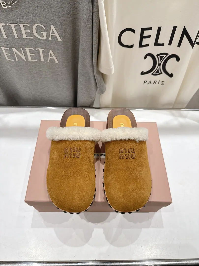 High Version Out MiuMiu/Mu Mu.F 2026ssThe latest fire in the fall and the brackenmould slippers. Half bag tow. Original inverted model, model, Extreme1:1shape ✔Fabulous.: Imported cattle and velvet. ✔Refried.: Imported wool ✔Otsumi!: zp- I'll take a slide. ✔Codes: 35-39 （40 41Make a reservation.）