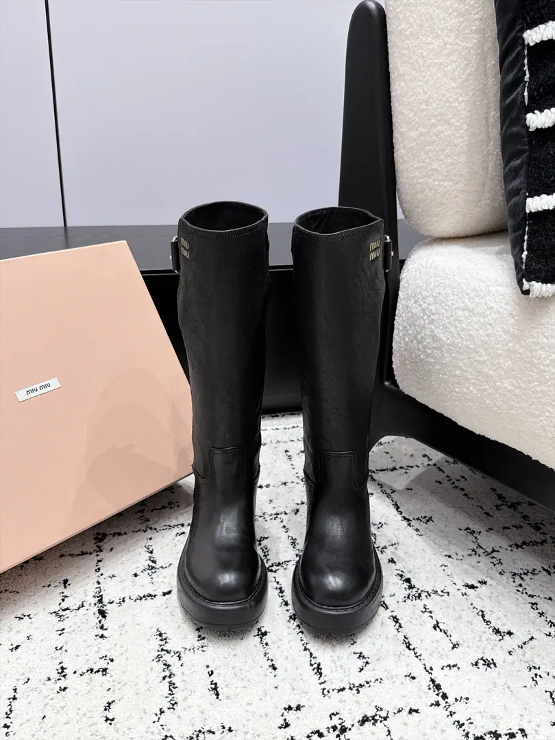 miu miu Mu Mu. 26/ Autumn and winter is a big, high-stacked boots. Knight's boots. The most worthy boots this year. A super-net red star on his feet. Autumn is really hot. Autumn and winter limits The counter is very difficult to buy. Looks tough. It's really soft and very nice.！I'm so impressed with my feet.！ The boots are wide. No matter how thick your legs are. You can wear a loose and straight leg.！！ ✔️Fabulous.: Bullskins. ✔️Uchi.: Water-tied cow skin. ✔️Otsumi!: Original rubber bottom ✔️Size: 35-40（40Do it.）