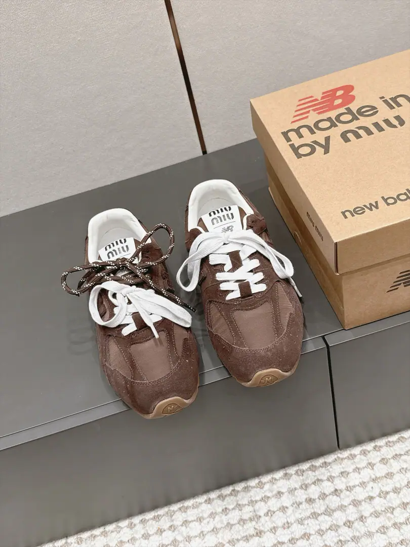 Requisition level #Couple money. Miu Miu × New Balance Joint contributions 26/Regoudhex sneakers. A resonantly gyro-shoe with a self-retrophilic intellectual atmosphere., A smooth, narrow-style shoe type., Two-colour pair of shoelaces., The shoe line is long and thin., Narrow, layout, foot., - Yes., The meat and feet have a good modifier effect., The strap-on-the-strap is flexible.. It's a mix of leisure and light and luxury., No color.. Retrotune and upper foot comfort., I want a nice, warm, everyday leisure shoe., This old scuffle of German shoes is a regular one-way trip.. Shoe.: Cows are counter-feat./Waterproof cloth Uchi.: Lamb skin. Otsumi!: TPUOtsumi! size: 35-45（Women40 Men45Do it.）