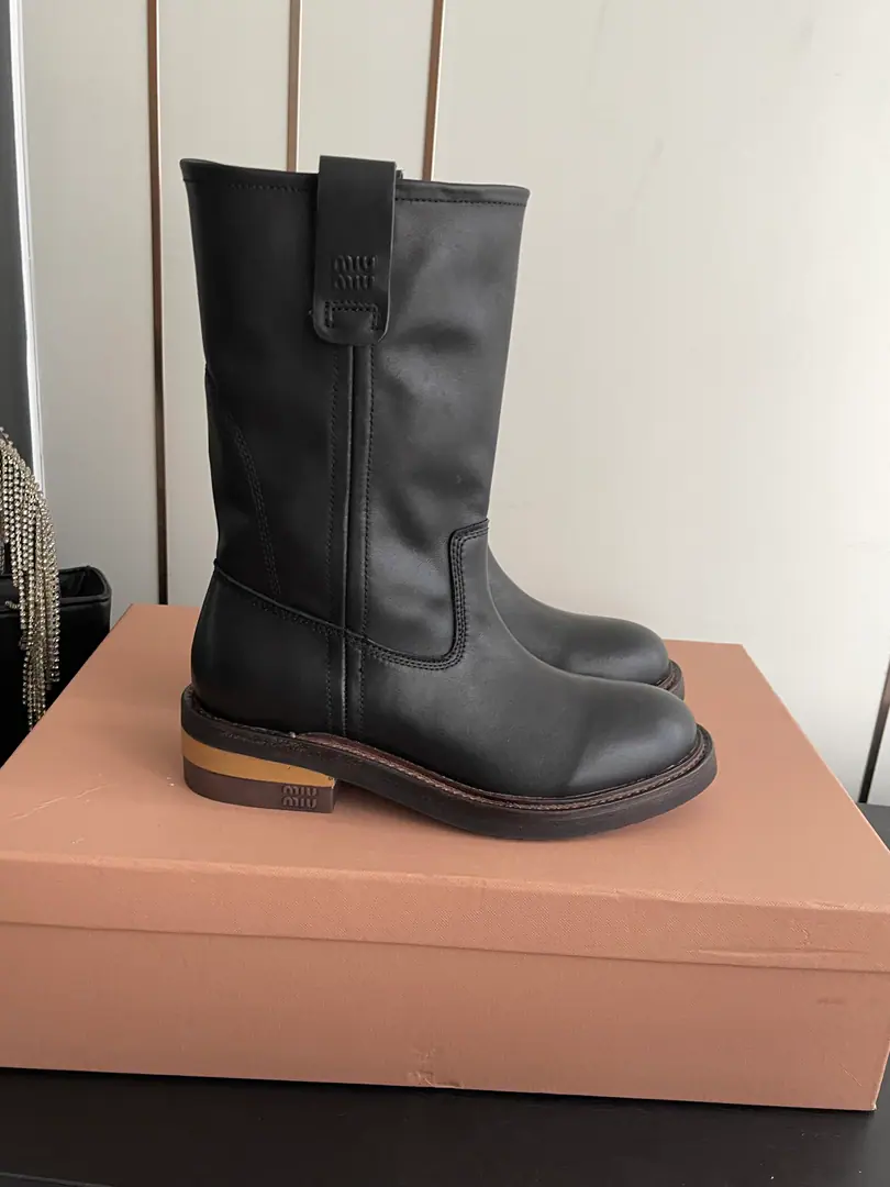 🏧𝐌𝐈𝐔 𝐌𝐈𝐔Mu Mu's latest. Old The old center boots. The shoe face is washed manually with brand-marked water, ♪ Wipe it for old leather ♪ By hand- polishing., Decompression process It's a natural retroversion to the old.. A million stars will try to get a fire order.📈It's super leisurely.✨I'll never regret it.⚠️（ZPDevelop a real set of screens） Shoe.: Customize imported oil waxed cow skin Shoes under the sole.: That's a big one. Colours: Black, Red, Brown. Codes: 35-39 (40Do it.)
