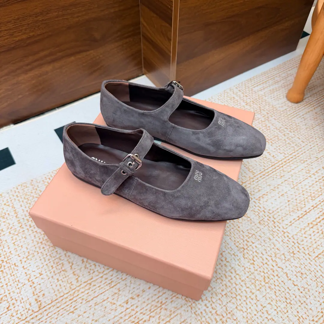 𝑀𝑖𝑢𝑀𝑖 ²⁰²² Mu. Mu. New paragraph🩰Square Ballet.🎀Mary Jane's shoe series is new.🎀miumiu ★★★★★ Paris Fashion Week's latest show., A new set of cozyness and fashion styles., Pointheads and round-head designs match different style requirements ♺ Shoe.: Cows are counter-feat. ♺ Uchi.: The original custom is in the sheep's skin. ♺ Otsumi!: Original Base ♺ Shoes.: 35-39（34, 40, 41Custom without re-offer） ♺ The most expensive cabinet is packed.