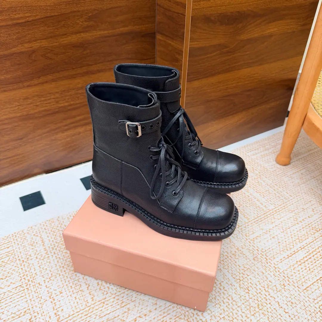 Short boots. 2026Autumn and winter, the new Martyr boots are designed with great enthusiasm., miumiu♪ The unique style of the show ♪, And you're gonna be the focus of the crowd. To be queen of fashion.! - The fashionable stuff. Boots. Boots are high.15Inches Short boots. Boots are high.8Inches Shoe.:Use imported cattle skin Uchi.: In the watered cow. Foot.: In the cow dyed cow. He's tall.: 4cm Otsumi!: Rubber skating and grinding. Codes: 34-41（34.40.41No, no, no, no, no.）