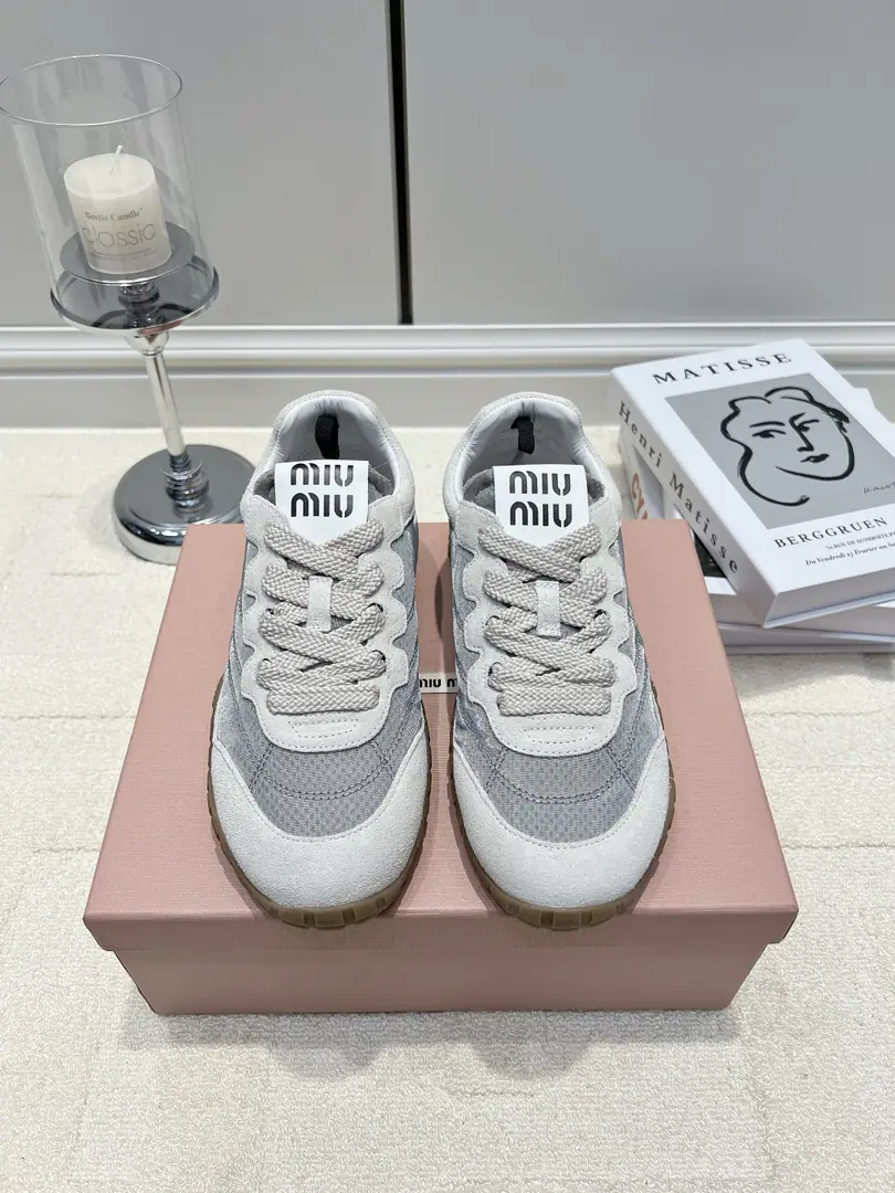 G Miu MiuMu Mu-hung's white-faced German-style leisure shoes26ss Cleared with cold, high-level ashes. Miu MiuThese shoes are sealed. Low-saturated gray-coloured is too long-sought., The gentle Han family is feeling a lot of atmosphere. The net is not boring., Spring and summer wears no heat., We can do it all seasons. Wave Shoe Pulse Design+Retro-genesis., It's time for a little bit of fun. The shoe and tongue branding is very low profile., Take a easy foot., The feet are soft and tired. With jeans., Sports pants., Half-clothed., The clothes are all fit. Daily commute, A shopping trip., You can make a living in a school. ▪Shoe.: Counter-feather skin.➕Airnet. ▪Foot.: In the sheep's skin. ▪Otsumi!: Rubber Bottom ▪Codes: 35-40（40I'll make sure I don't change it.）