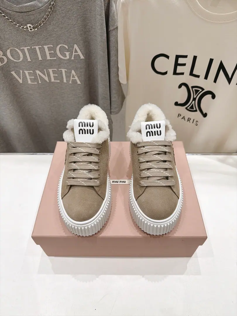 🏧𝐌𝐢𝐮𝐌𝐢𝐮/Mu Mu Xiu Dong's new money is wearing a thick-stale white shoe with a white-shoe and a white-skinning shoe. This one's got a sports shoe.～The winter is the only day to wear., It's warm and comfortable.～The upper foot is so nice and comfortable.💯A classic, a rare piece of talent.！ ✔Fabulous.: Importing high-swilight cattle back-feathers ✔Uchi.: Import lamb wool ✔Otsumi!: The original version of the bubble-blow rubber floor. ✔Codes: 35-39（40Make a no-refund order.）