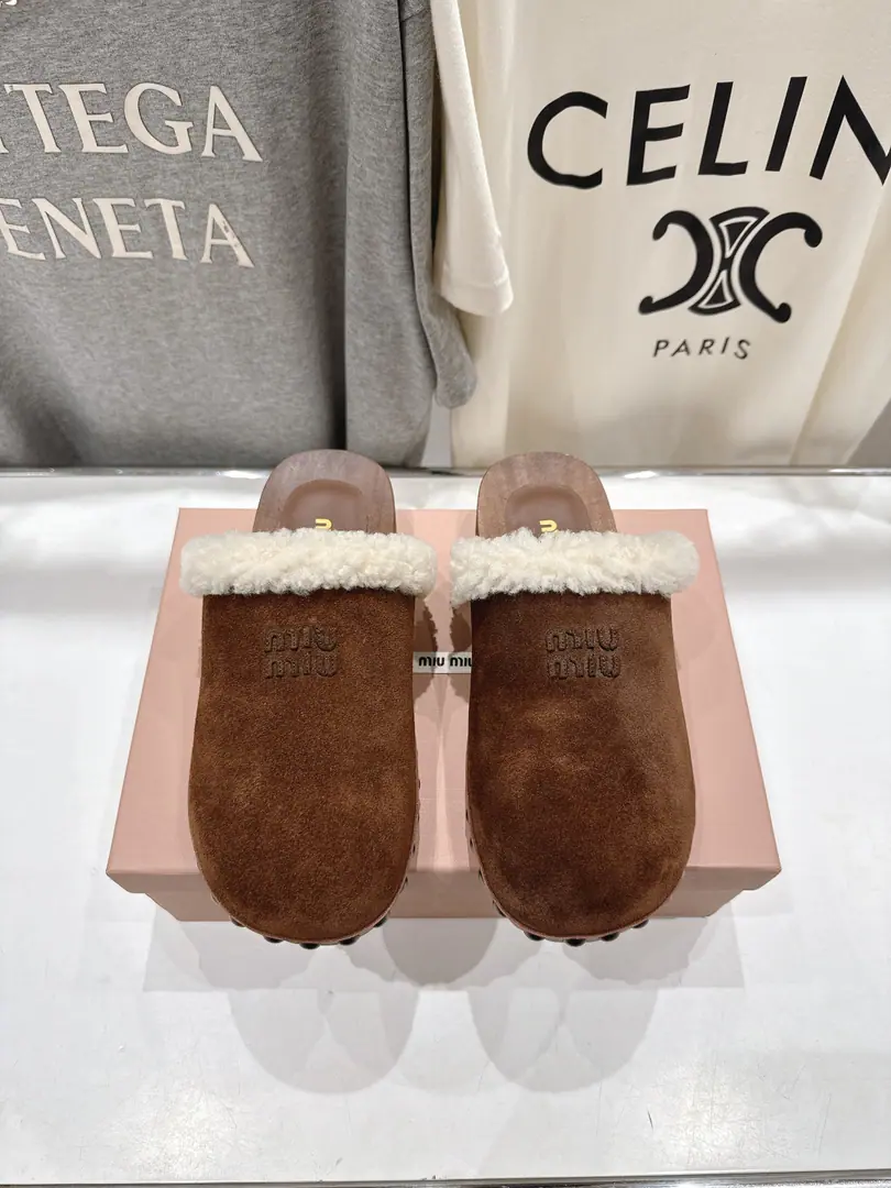 High Version Out MiuMiu/Mu Mu.F 2026ssThe latest fire in the fall and the brackenmould slippers. Half bag tow. Original inverted model, model, Extreme1:1shape ✔Fabulous.: Imported cattle and velvet. ✔Refried.: Imported wool ✔Otsumi!: zp- I'll take a slide. ✔Codes: 35-39 （40 41Make a reservation.）