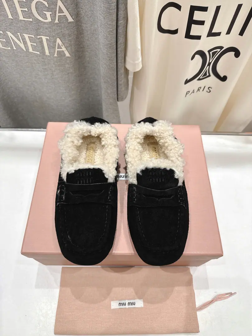 High Version Out MiuMiu/Mu Mu.F 2026ssAutumn and winter show, driving shoes and moulaf shoes. This never-ending anti-feather-driving shoe with a crushing flower.MiuLogo, To show the classics of a different class.. The upper foot is very comfortable and super-stable.·It's still sweet and salty.⚠️（ZPDevelopment of hardware, Custom Colours） ✔Shoe.: Customize import of high-swilight cattle revel ✔Uchi.: Imported wool ✔Shoes under the sole.: ZPThe rubber floor. ✔Codes: 35-40（40.41Custom） （Full𝗭𝗣Packaging）