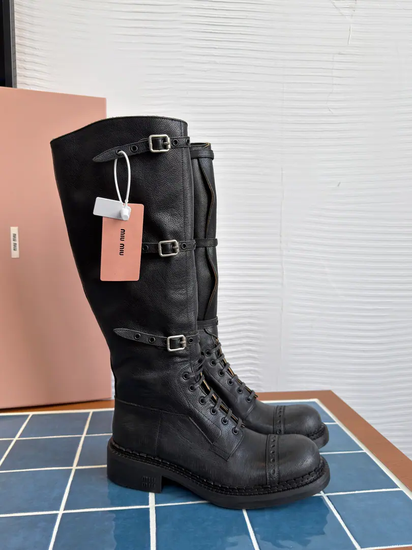 Top Version:（Scum.） Miu Miu Mu Mu. 2026 Autumn and winter money. The old days are old. Tie it. Straps. Motorbike boots. Martin boots. MiuMiuThis is a simple leather boots design., I'm going to combine shoe-faced eye design with the belt around my boots., Bootstraps, tributary button design.. Old cattle leather and fine details like buttons and empty decorations., Side zipper and tie., The logo on the shoe tongue., The rubber heel is in the metal logo.. Fabulous.: Importing cow skins Uchi.: Imported cattle skin Otsumi!: The original model of the rubber floor. He's tall.: 4.5cm Size: 35-40（40I'll make sure I don't change it.）