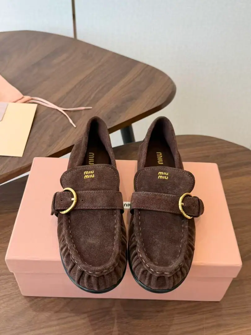 Miu Miu26ssThe new old old heel LeFoo shoes. I'm a little bit of a little bit of a vibe., Swingy and moist feet., The shoe mouth is wrinkled and the edges are perfect., Metal round button nod to improve the quality, A simple, foot-set, generous set.. It fits in a variety of styles., With suit and suit., The mood is full with the ancient half-skirt., A lot of things can be done by commuting and dating.. Shoe.: Bullskins./Cows are counter-feat. Uchi.: Lamb skin. Otsumi!: Rubber Bottom size: 35-40Code（40Code custom is not to be changed）