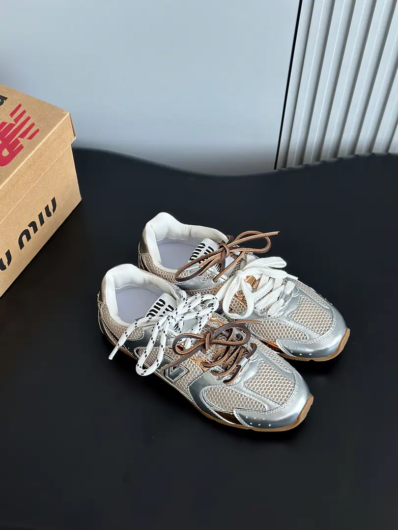 Batch Miumi* ✖️new Balanc* Joint couple sneakers. Happy shoes from Meadard are old and colored. Shoes with a pair of corny, leather., In the cow's skin., Self-module skating rubber grinding base The shoelaces were designed with three pairs of shoelaces per shoe, which are more popular recently. Female size35-39（40Make a no-refund order.） Men's size.39-44