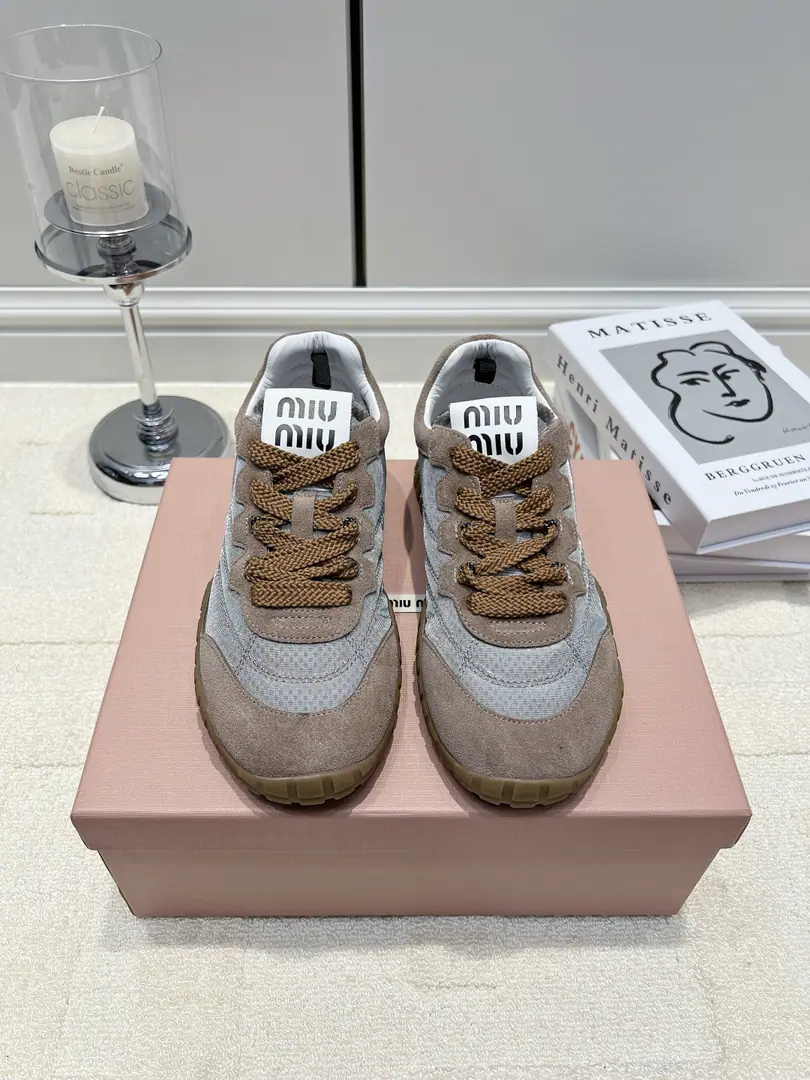 G Miu MiuMummy Rade, ace-assed German-bread-assed Agan shoes.26ss The Meadows. Miu MiuThe Guddler Treads are so mean to me. Greycurry with autumn filters, Gentle and ancient. Net-codging, leather., And you need to balance your breath with your quality., Spring and fall is just fine. The posse of the shoe is full., The thickness of the skin is not too much to be tired of. The shoe and tongue branding is very low profile., Flexy feet., I'm not feeling any pressure. With big legs and jeans., Leisure pants., Fashion., The knitting dress is a key to unlocking the atmosphere. Telecommuting, Out., I'm out of town everyday., The morning and autumn shoe cabinets must be filled with fairy-ball shoes. ▪Shoe.: Counter-feather skin.➕Airnet. ▪Foot.: In the sheep's skin. ▪Otsumi!: Rubber Bottom ▪Codes: 35-40（40I'll make sure I don't change it.）