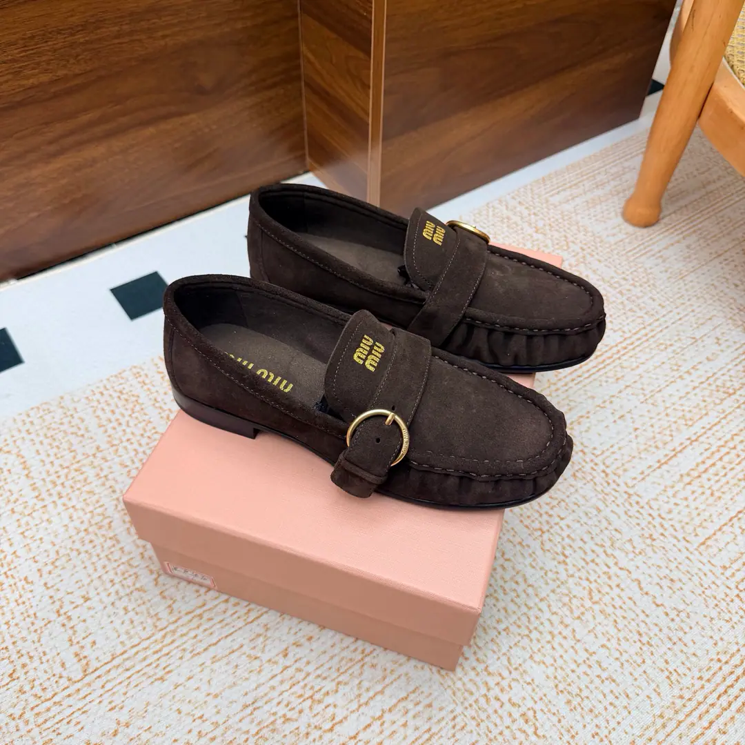 Requisition level Miu Miu 26/Autumn New Wrinkle metal buttons Bold/Flat-Lifer's shoes. The very same shoes that bring back the ancient atmosphere., The round shoe head is with the wrinkled shoe design., The ancient metal ring is tied to a little shoe-side., A little less subtle with the signature., It's gentle and sensitive.. The Academies of Integration and Retro-Change, Soft and rigid., And you're a man of face and a man of reality., Four seasons., It's easy to raise the tack of the tack.. Shoe.: Bullskins./Cows are counter-feat. Uchi.: Lamb skin. Otsumi!: Original rubber floor He's tall.: 1.5cm Size: 35-39（40.I'll make sure I don't change it.）